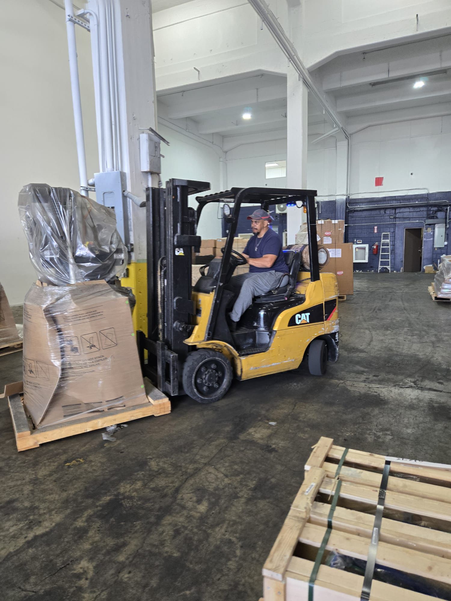 SJU Logistics team preparing a door-to-door delivery shipment in Puerto Rico